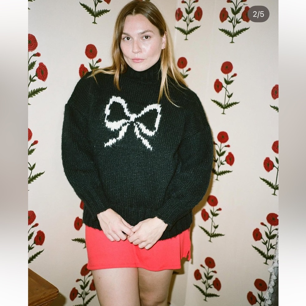 Lisa Says Gah Cece Bow Turtleneck Sweater
